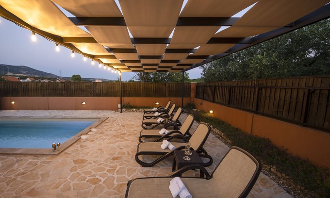 Sibenik Villa | Casa de vacaciones con piscina en gran parcela en un paisaje verde