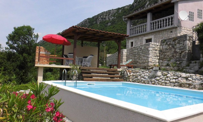 Vinodolska opcina Casa | Casa de vacaciones con piscina y vistas al mar.
