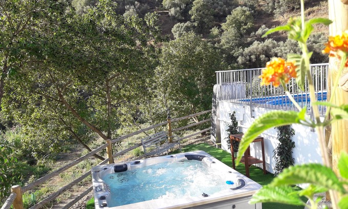 Cómpeta Cabaña | Casa de vacaciones con piscina privada, jacuzzi y wifi, en zona íntima