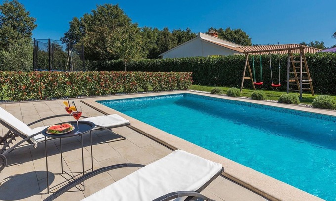 Sveta Nedelja Cabina | Casa de vacaciones con piscina privada, jardín vallado y terraza cubierta para barbacoa