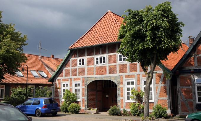Ahlden Casa | Granja con entramado de madera histórico situado en el río