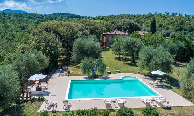 Seggiano Otro | Vacaciones inmersas en la naturaleza, en una típica casa de piedra rodeada de un gran jardín y piscina.