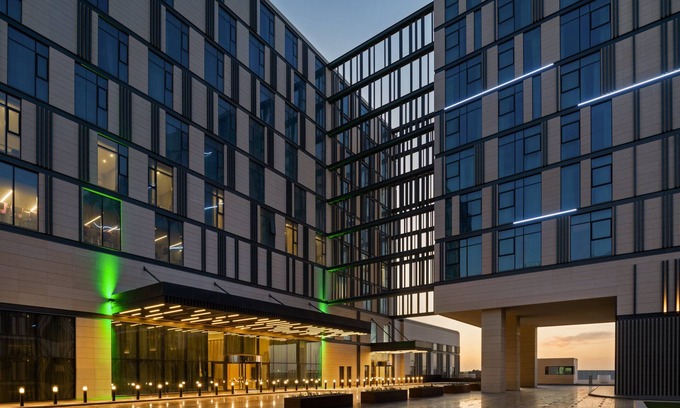 Dubai World Central Hotel | Holiday Inn Dubai Al-Maktoum Airport by IHG