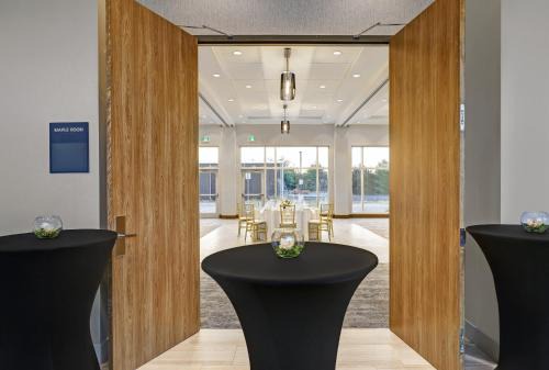 Kingston Hotel | Holiday Inn Express - Kingston West by IHG