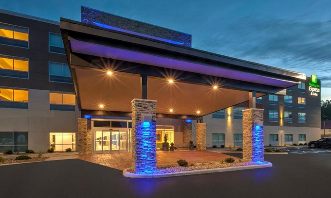 Milan Hotel | Holiday Inn Express & Suites - Milan - Sandusky Area by IHG