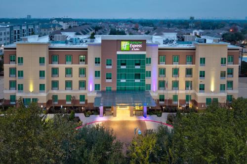 Braeswood Place Hotel | Holiday Inn Express & Suites Houston S - Medical Ctr Area by IHG