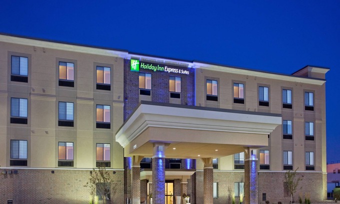Highlands Hotel | Holiday Inn Express & Suites Airport - Lincoln by IHG