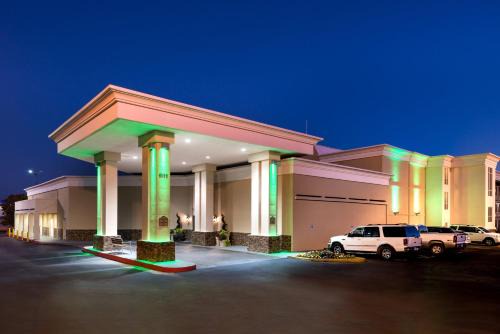 Central Oklahoma City Hotel | Holiday Inn Hotel & Suites Oklahoma City North by IHG