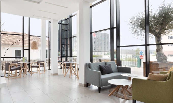 Vitrolles Hotel | Holiday Inn Marseille Airport by IHG
