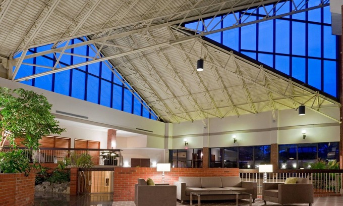Oakville Hotel | Holiday Inn Oakville Centre by IHG