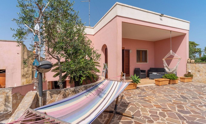 Torre Specchia Ruggeri Apartamento | Apartamento vacacional Amare 1 cerca de la playa con terraza cubierta y jardín