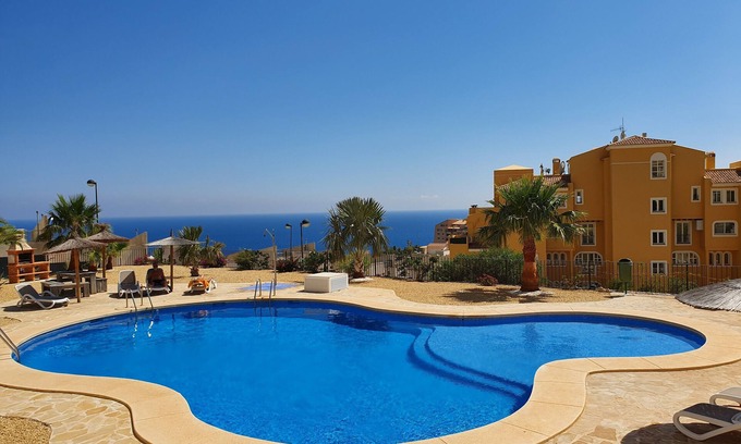 Pueblo Mascarat Apartamento | Apartamento de vacaciones en Jazmines con piscina y vistas al mar.
