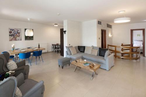 Varkiza Apartamento | Holiday Maisonette in Varkiza by GHH