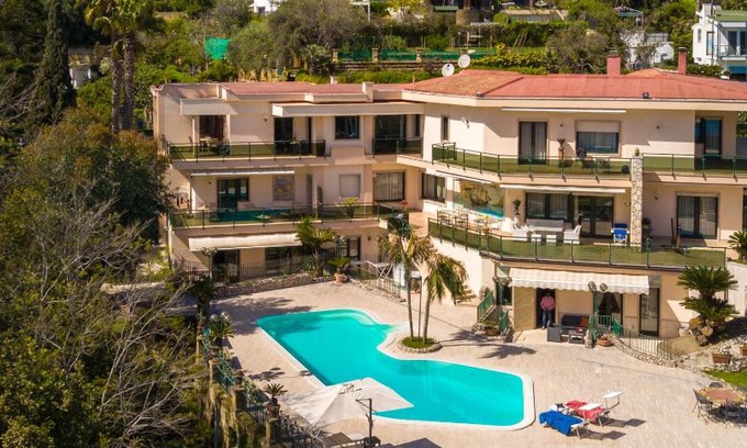 Posillipo Apartamento | Holiday Naples - Big Apartment on The Swimming Pool in front of Capri