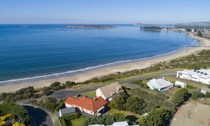 McCracken Casa | Holiday on Hayward - the ultimate beachfront holiday home, family friendly