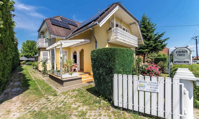 Keszthely Apartamento | Apartamento vacacional con piscina y aire acondicionado