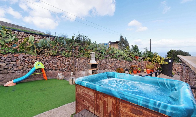 Santa Maria de Guía de Gran Canaria Villa | Estudio vacacional 'Maya' con vistas al mar, terraza privada y Wi-Fi