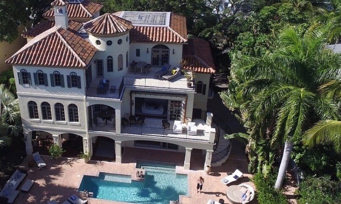 Bay Isle Casa | Lujoso retiro frente al mar con vistas a la bahía y la ciudad a minutos de la playa