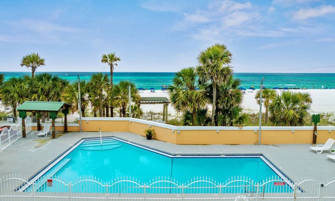 Panama City Beach Hotel | Holiday Terrace Beachfront Hotel, a By The Sea Resort