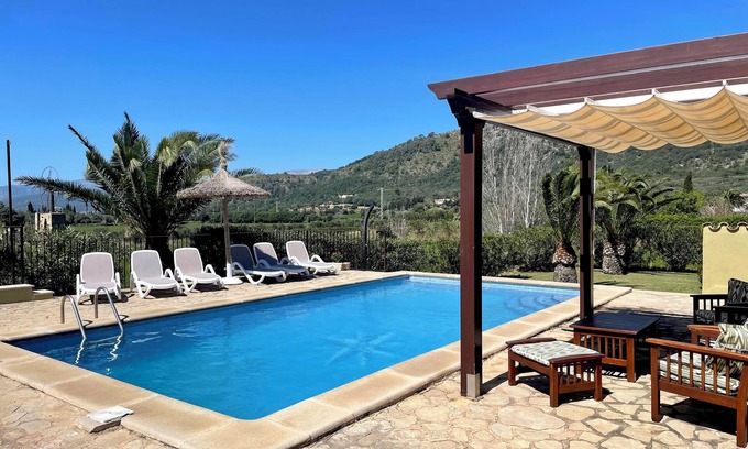Alcudia Villa | Villa de vacaciones "Can Corro" con vistas a la montaña, Wi-Fi, aire acondicionado, piscina, jardín y terraza
