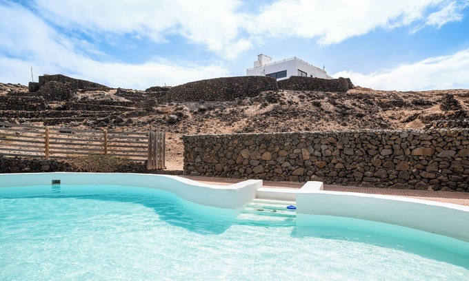 Haria Villa | Villa de vacaciones 'Playa Marina Eco Beach' con vistas al mar, piscina compartida y Wi-Fi