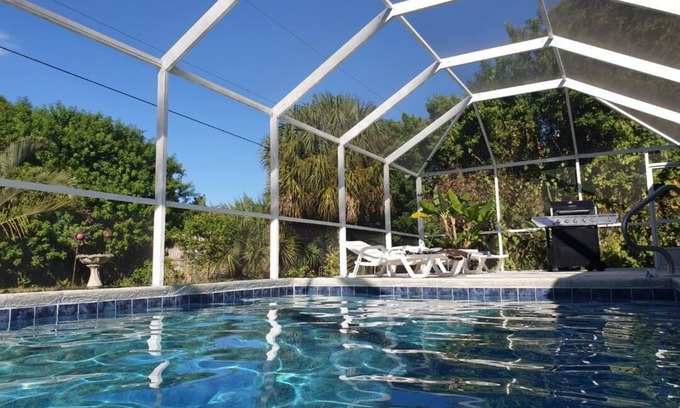 Port Charlotte Villa | Villa de vacaciones con una gran piscina privada climatizada y terraza.