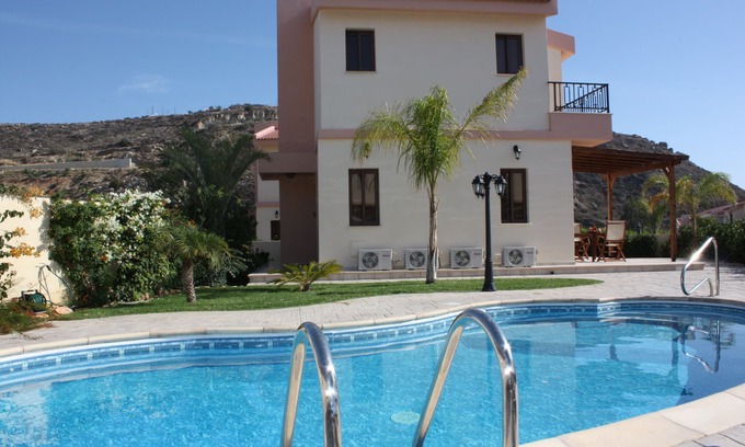 Pissouri Villa | Athina Villa. Villa de vacaciones, con piscina privada y jardín paisajístico. Wifi