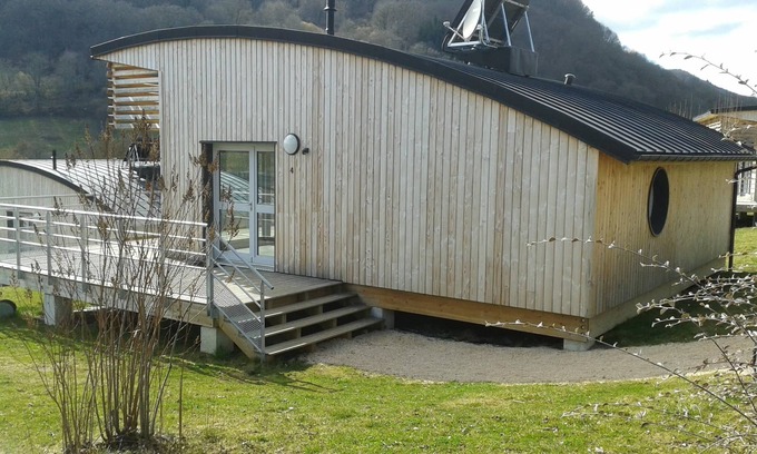 Menet Chalet De Esquí | PUEBLO DE VACACIONES DEL LAGO MENET / LAGO FRENTE A 14 HECTÁREAS