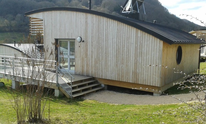 Menet Chalet De Esquí | PUEBLO DE VACACIONES DEL LAGO MENET / LAGO FRENTE A 14 HECTÁREAS