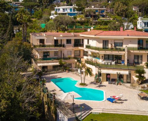 Posillipo Apartamento | Holidays Naples Family - Pool in front of Capri