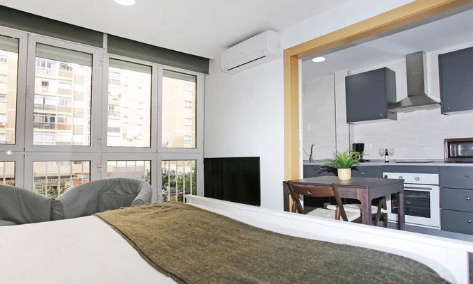 Jardin de la Abadia Apartamento | Holidays2Malaga Reyna Manescau - Zona Huelin a tan solo 450 mts de la playa