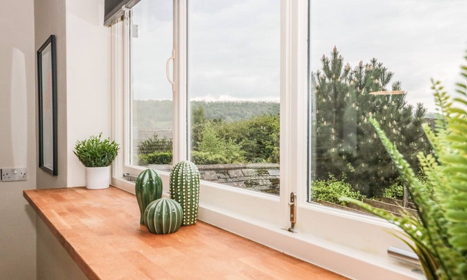 Ozleworth Cabaña | HOLLOWAY HOUSE, pet friendly, with hot tub in Wotton-Under-Edge