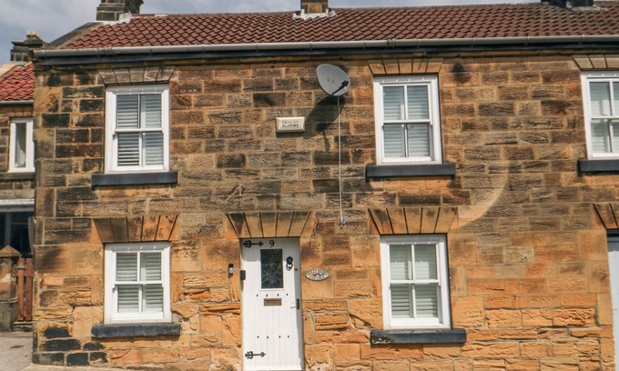 Castleton Cabaña | HOLLY BERRY COTTAGE, pet friendly, with open fire in Castleton