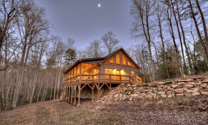 Blairsville Cabina | Holly Berry Hill - Walk to Lake Nottely, Unwind in the Hot Tub & Enjoy S'mores Under the Stars