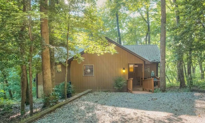 Blairsville Casa | Holly Cabin Creekside Calm