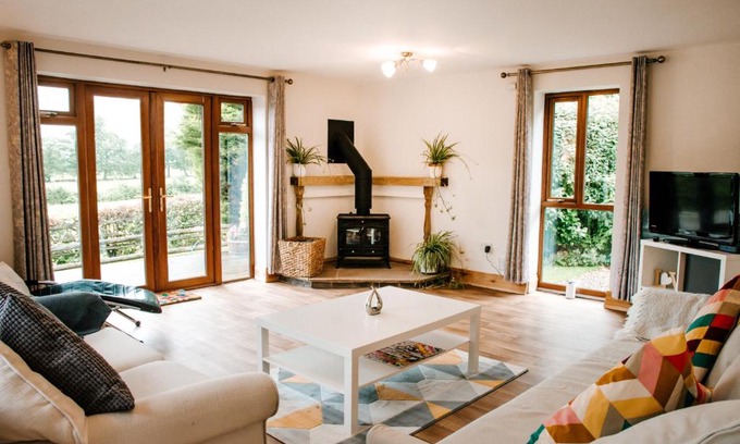 Boraston Casa | Holly Cottage, 2 bed house, sleeps 6