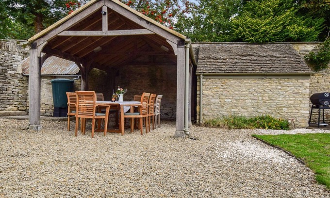 Coln St Aldwyns Cabaña | Holly Cottage, chimenea Inglenook, Cotswolds - capacidad para 8 personas en 4 habitaciones