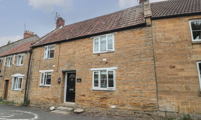 Brympton Casa | HOLLY COTTAGE, pet friendly, character holiday cottage in West Coker