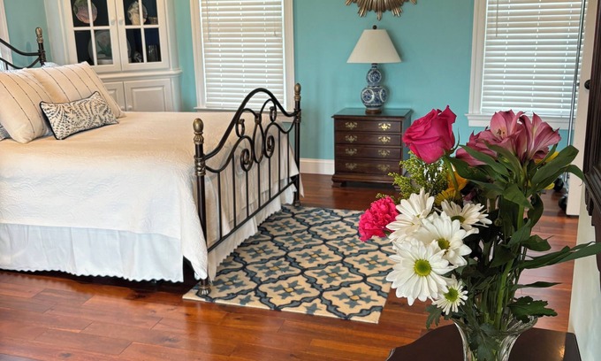 Tasley Apartamento | Holly Cove Suite has gorgeous sunsets and spectacular views of Onancock Creek.