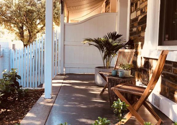 Glenelg South Casa | Holly Day's - 1910 cottage - right by the beach