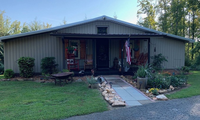 White Plains Otro | Holly Hill Farm House, Only 6 Miles from Downtown Mount Airy, NC, Sleeps 4