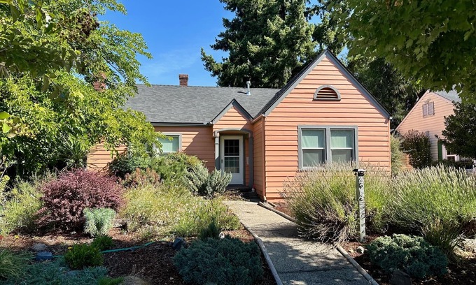 Medford Cabaña | HOLLY HOUSE ~ Organic, Dog-friendly Garden Cottage
