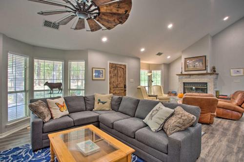 Holly Lake Ranch Casa | Holly Lake Retreat with 2 Community Pools and Yard