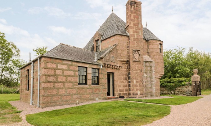 Aberdeen Cabaña | HOLLY LEAF COTTAGE - DRUM CASTLE ESTATE, pet friendly in Peterculter
