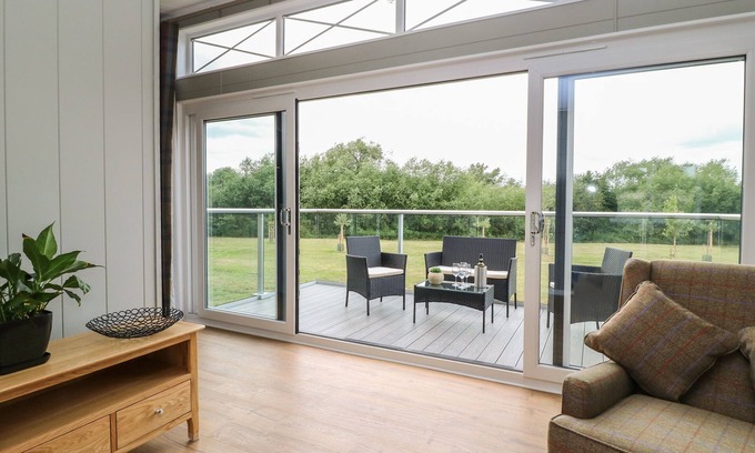 Newark Cabaña | HOLLY LODGE, family friendly, with a garden in Newark-On-Trent