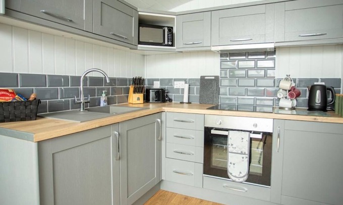 Frampton Cabina | Holly Lodge | Shepherd's Hut With Hot Tub Made From Salvaged Railway Carriages
