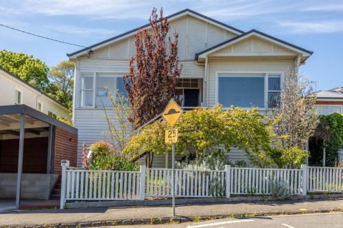 East Launceston Casa | Hollybrooke Cottage, East Launceston