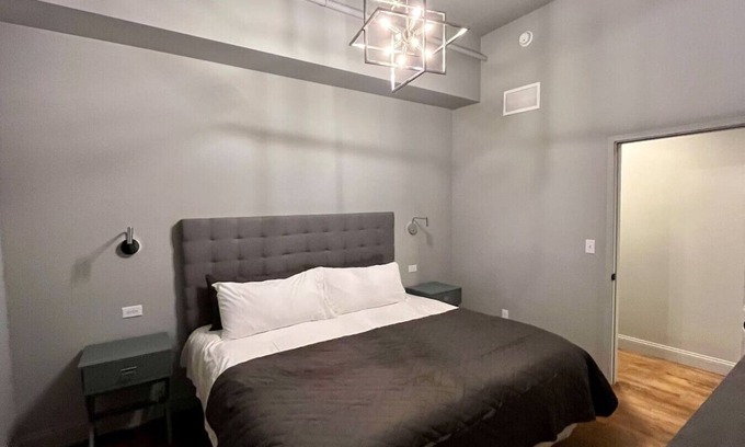 Downtown Louisville Apartamento | Hollyhock Suite 503: 2 bed/1 bath