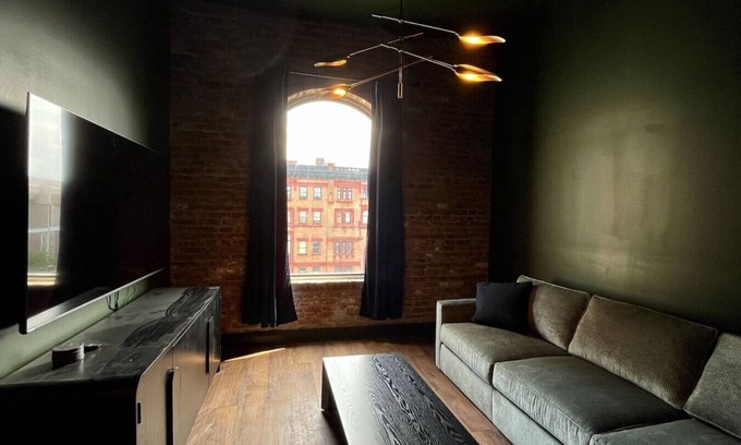 Downtown Louisville Apartamento | Hollyhock Suite 505: 2 beds/1 bath