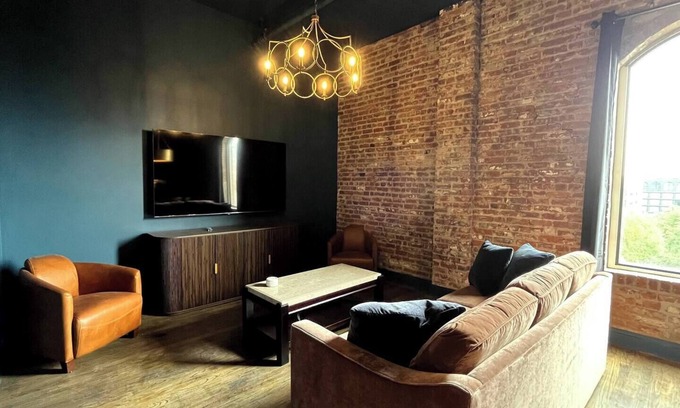 Downtown Louisville Apartamento | Hollyhock Suite 510: 2 beds/1 bath